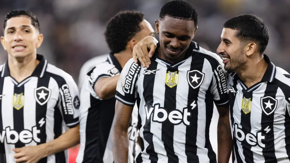 Botafogo vence lanterna Sport de virada nos acréscimos e entra no G5
