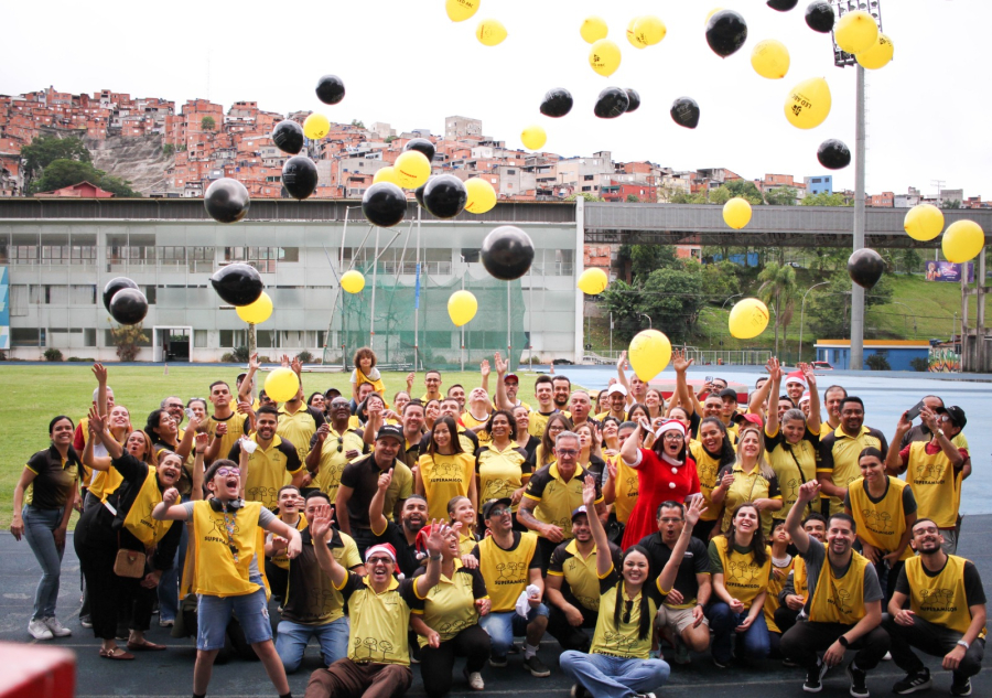 ONG SUPERAMIGOS FECHA O ANO COM CHAVE DE OURO